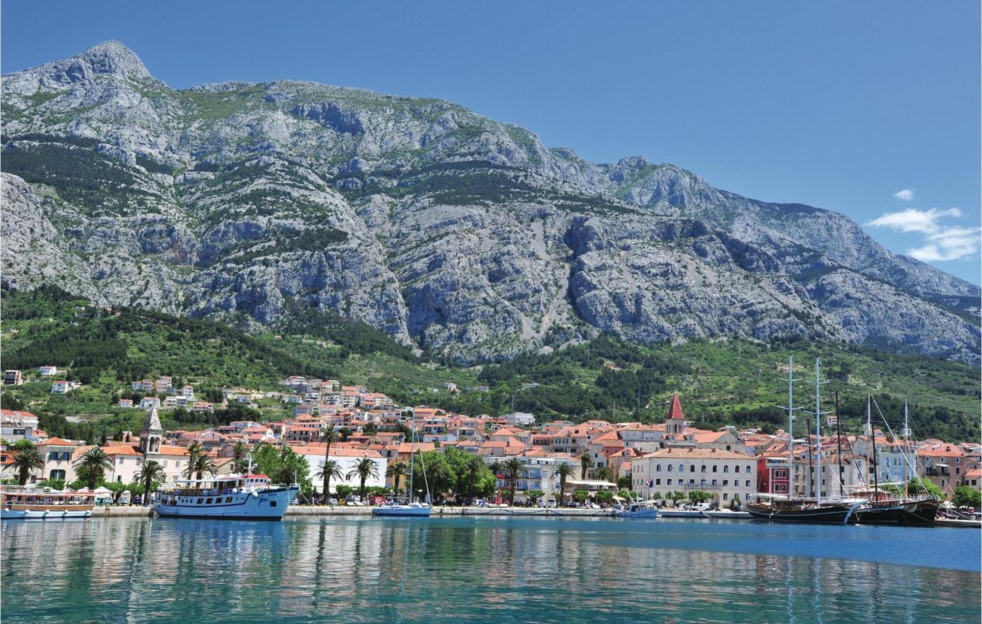 Lovely Apartment In Makarska With Wifi ภายนอก รูปภาพ