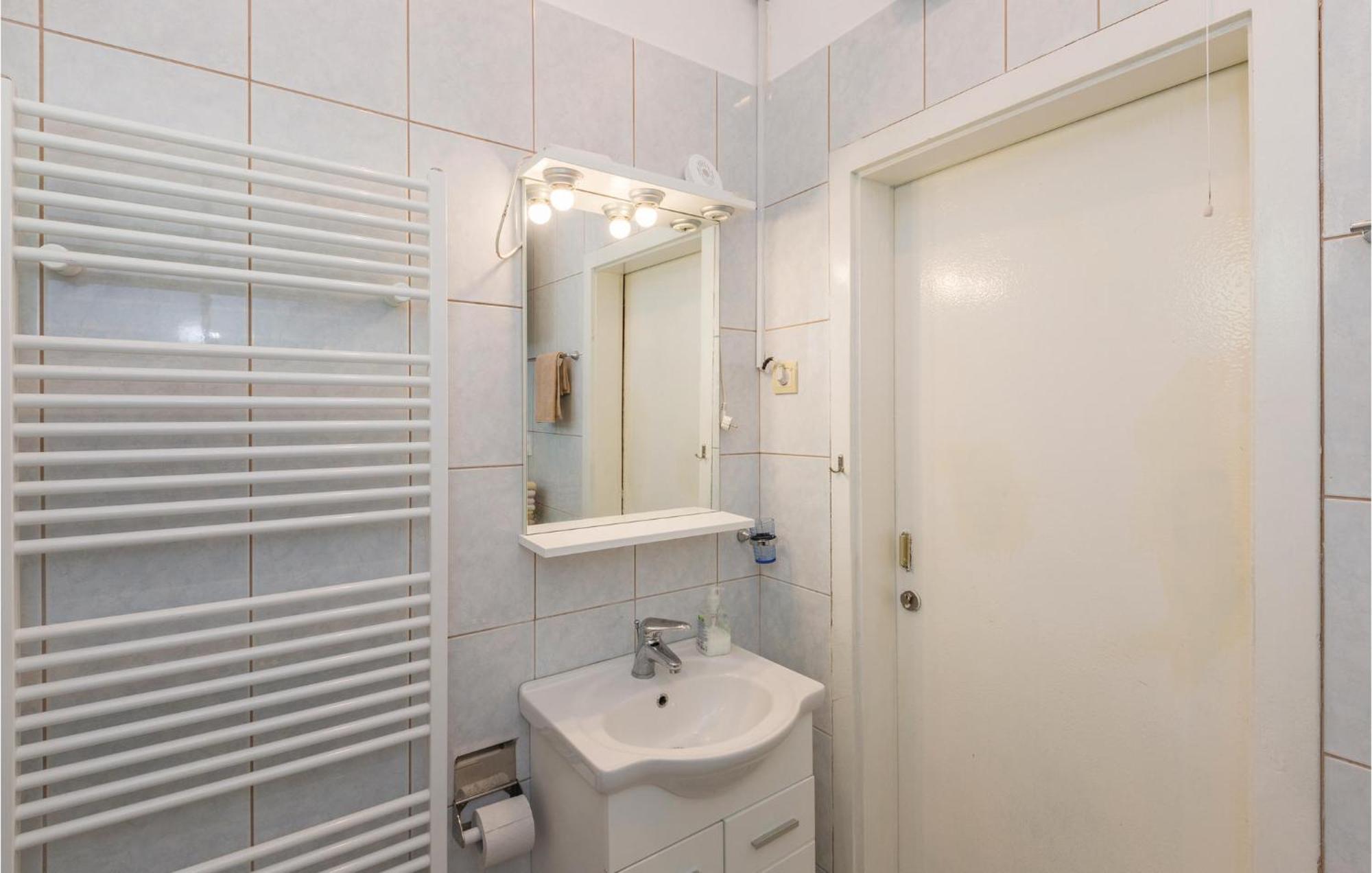 Lovely Apartment In Makarska With Wifi ภายนอก รูปภาพ
